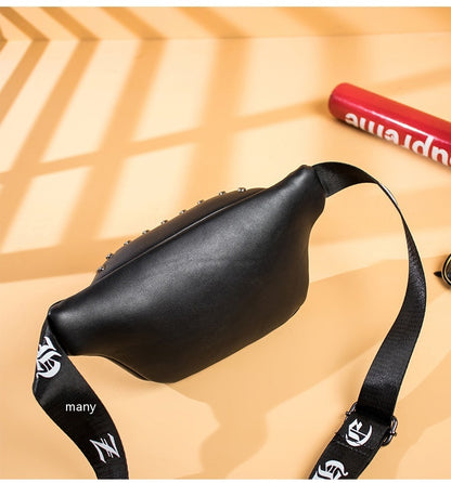 Bolso bandolera pequeño con remaches de calle para hombre