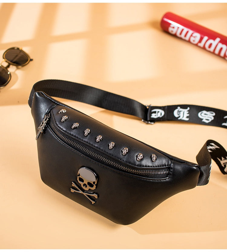 Bolso bandolera pequeño con remaches de calle para hombre